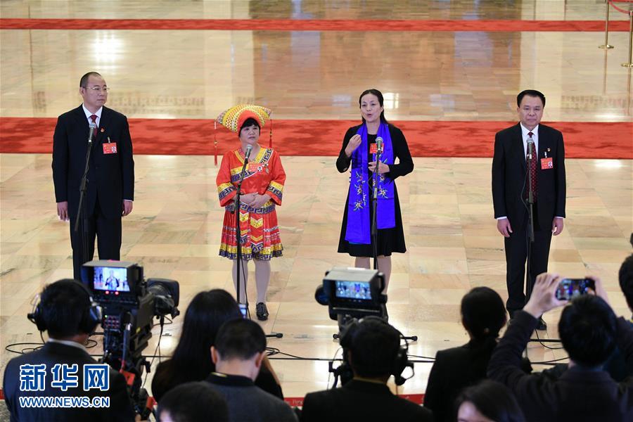 （十九大&middot;党代表通道）（22）采访党代表