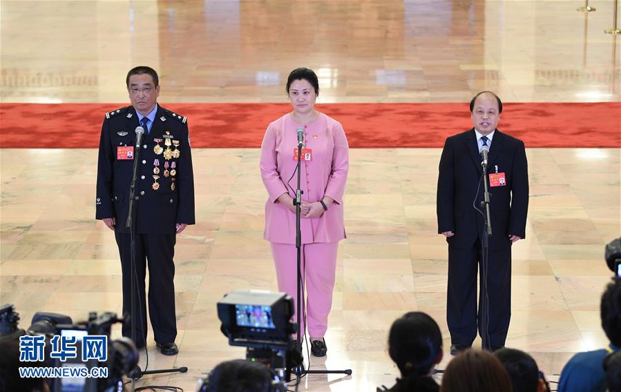 （十九大&middot;党代表通道）（26）采访党代表