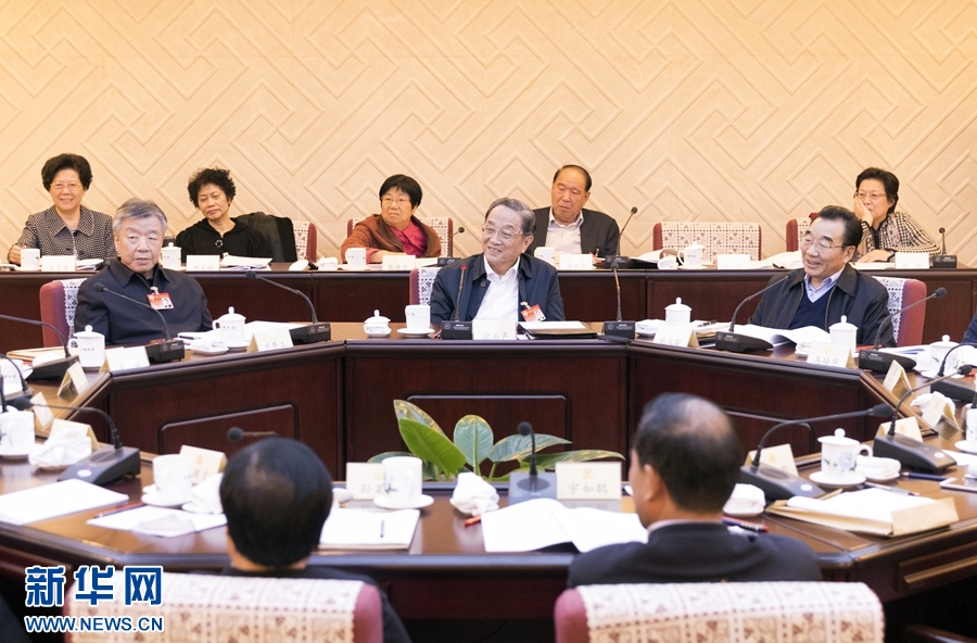 10月30日，政协第十二届全国委员会常务委员会第二十三次会议举行分组讨论，与会人员围绕深入学习贯彻中共十九大精神认真讨论，积极建言献策。全国政协主席俞正声参加讨论。新华社记者 丁海涛 摄