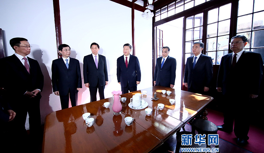 10月31日,中共中央总书记、国家主席、中央军委主席习近平带领中共中央政治局常委李克强、栗战书、汪洋、王沪宁、赵乐际、韩正,瞻仰上海中共一大会址和浙江嘉兴南湖红船。这是31日上午,习近平等在上海瞻仰中共一大会议室原址。新华社记者 兰红光 摄 10月31日,中共中央总书记、国家主席、中央军委主席习近平带领中共中央政治局常委李克强、栗战书、汪洋、王沪宁、赵乐际、韩正,瞻仰上海中共一大会址和浙江嘉兴南湖红船。这是31日上午,习近平等在上海瞻仰中共一大会议室原址。新华社记者 兰红光 摄