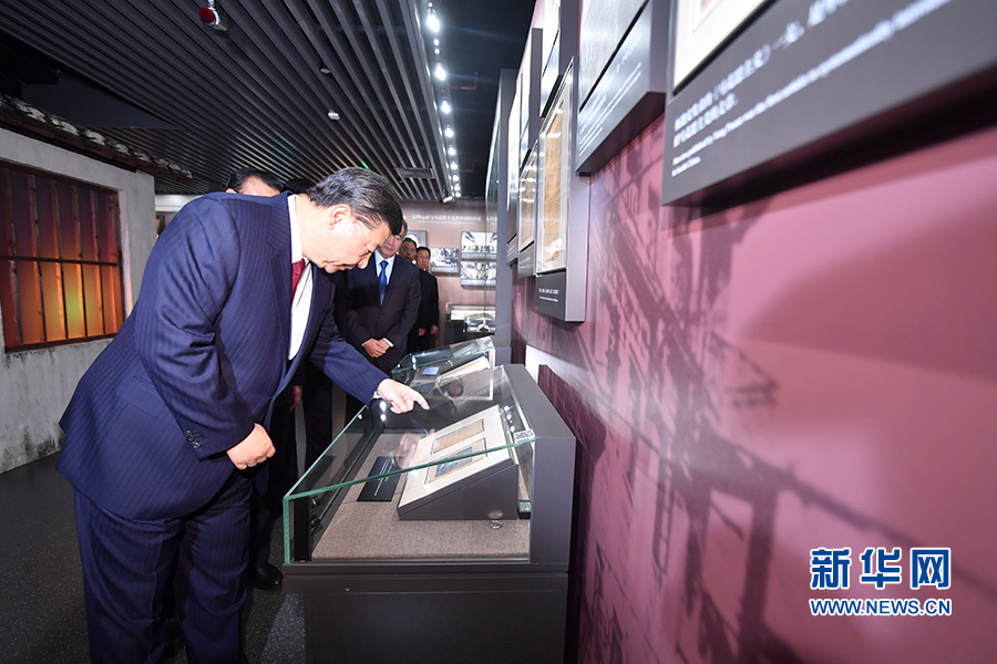 10月31日,中共中央总书记、国家主席、中央军委主席习近平带领中共中央政治局常委李克强、栗战书、汪洋、王沪宁、赵乐际、韩正,瞻仰上海中共一大会址和浙江嘉兴南湖红船。这是31日上午,习近平等在上海中共一大会址纪念馆参观。新华社记者 李涛 摄 10月31日,中共中央总书记、国家主席、中央军委主席习近平带领中共中央政治局常委李克强、栗战书、汪洋、王沪宁、赵乐际、韩正,瞻仰上海中共一大会址和浙江嘉兴南湖红船。这是31日上午,习近平等在上海中共一大会址纪念馆参观。新华社记者 李涛 摄