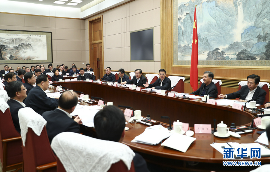 11月2日，国务院南水北调工程建设委员会第八次全体会议在北京召开，国务院副总理、国务院南水北调工程建设委员会主任张高丽主持会议并讲话。中共中央政治局常委、国务院副总理、国务院南水北调工程建设委员会副主任汪洋出席会议。新华社记者 谢环驰 摄