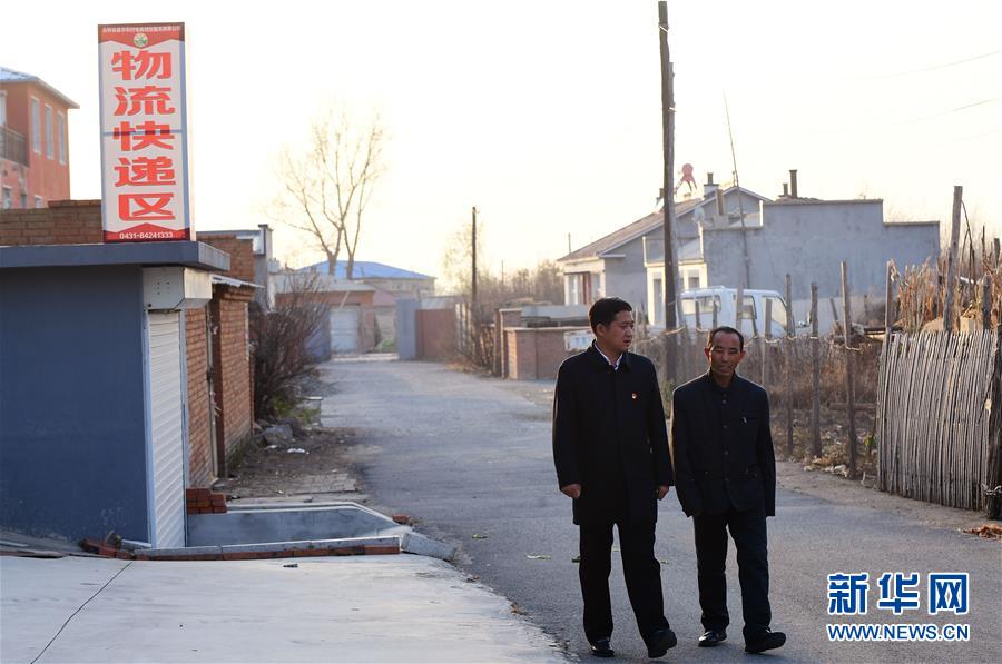 （十九大代表在基层&middot;图文互动）（3）&ldquo;创业村官&rdquo;李华靓：&ldquo;0445号代表证&rdquo;背后是445户乡亲对美好生活的向往