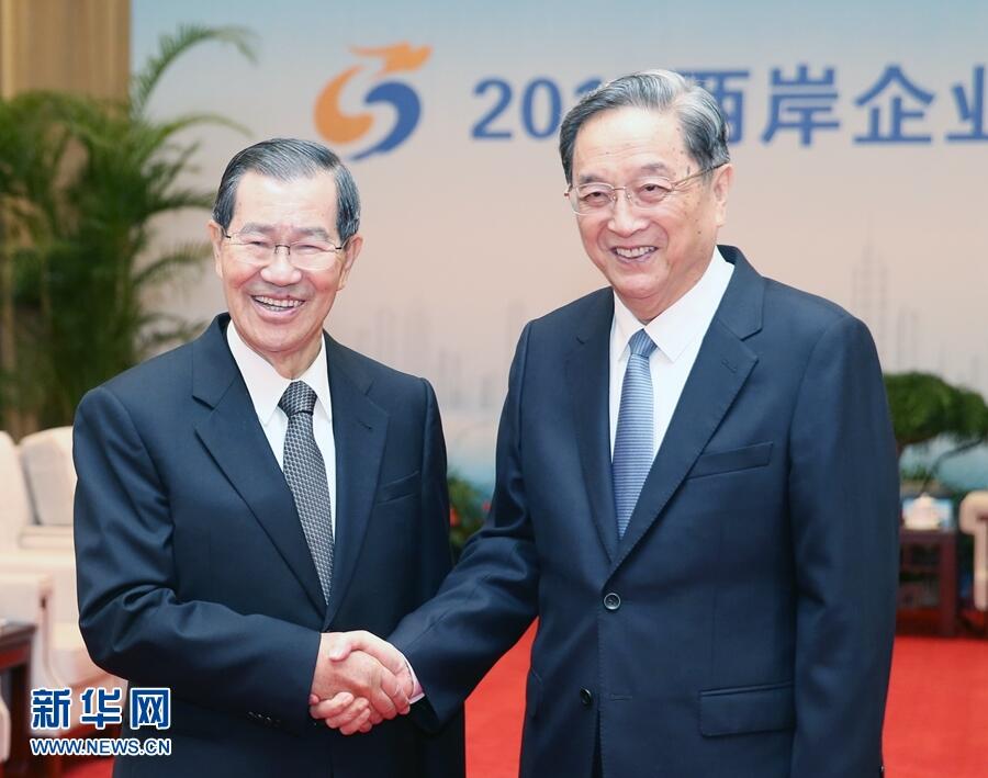 11月6日，2017两岸企业家紫金山峰会在江苏南京举行。全国政协主席俞正声出席大会并致辞。会前，俞正声会见萧万长等两岸参会主要代表。新华社记者 姚大伟 摄