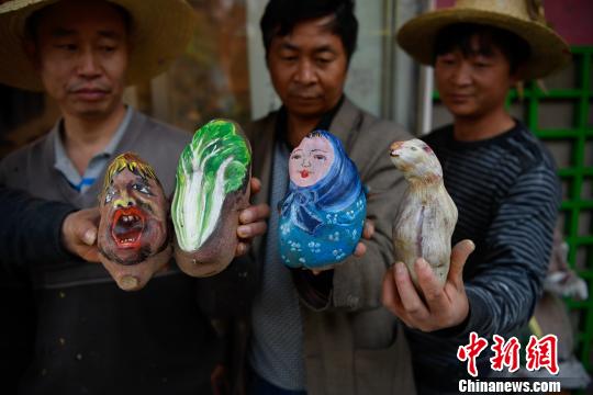 云南农民艺术家用土豆作画成“网红”（图）