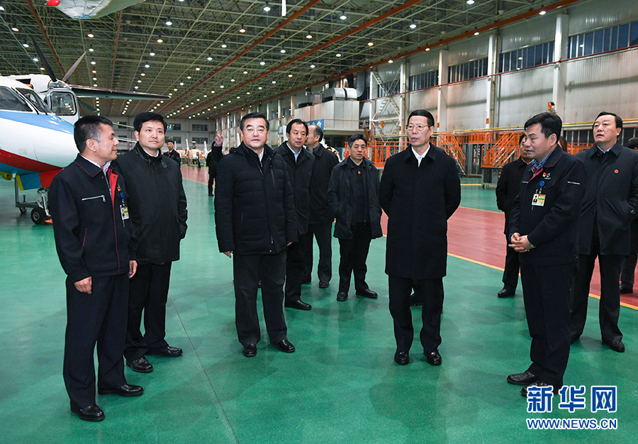 11月14日至15日，国务院副总理张高丽在黑龙江调研。这是11月14日，张高丽到哈尔滨飞机工业集团有限责任公司了解国有老企业转型升级情况。 新华社记者 高洁 摄