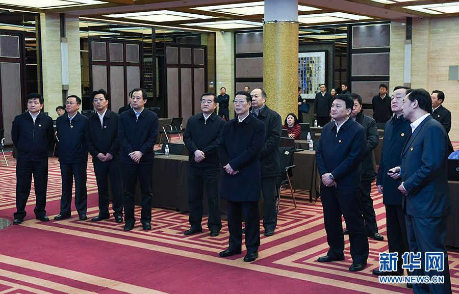 11月14日至15日，国务院副总理张高丽在黑龙江调研。这是11月14日，张高丽到黑龙江粮食交易市场了解粮食生产和销售、粮食产品深加工、政策性储粮去库存等工作。 新华社记者 高洁 摄