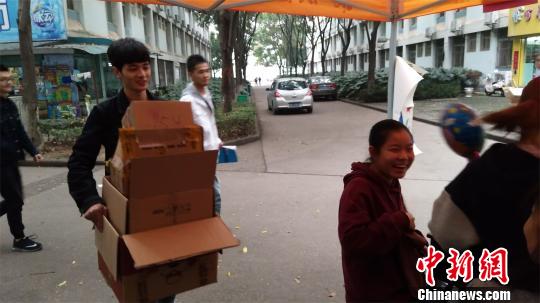武汉一高校学生回收快递盒“变废为宝”