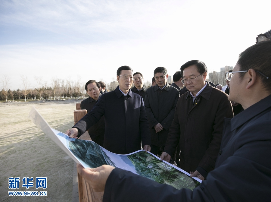 11月23日至24日,國務院副總理張高麗在青海調研生態文明建設工作。這是11月23日,張高麗在西寧北山美麗園生態治理修復工程現場,了解生態環境保護和治理有關情況。新華社記者 王曄 攝 11月23日至24日,國務院副總理張高麗在青海調研生態文明建設工作。這是11月23日,張高麗在西寧北山美麗園生態治理修復工程現場,了解生態環境保護和治理有關情況。新華社記者 王曄 攝