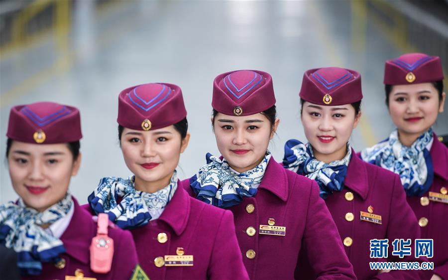 （社会）（5）西成高铁首发乘务组亮相