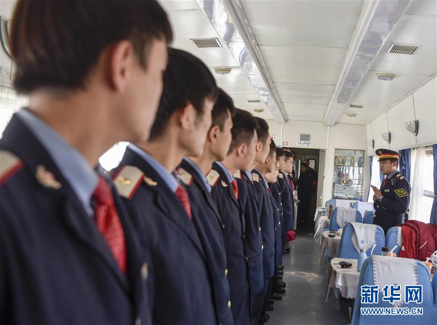 （社会）（4）新疆绿皮&ldquo;小慢车&rdquo;驶出&ldquo;快&rdquo;生活