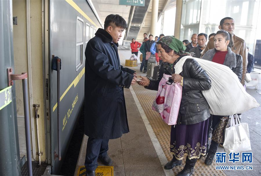 （社会）（5）新疆绿皮&ldquo;小慢车&rdquo;驶出&ldquo;快&rdquo;生活