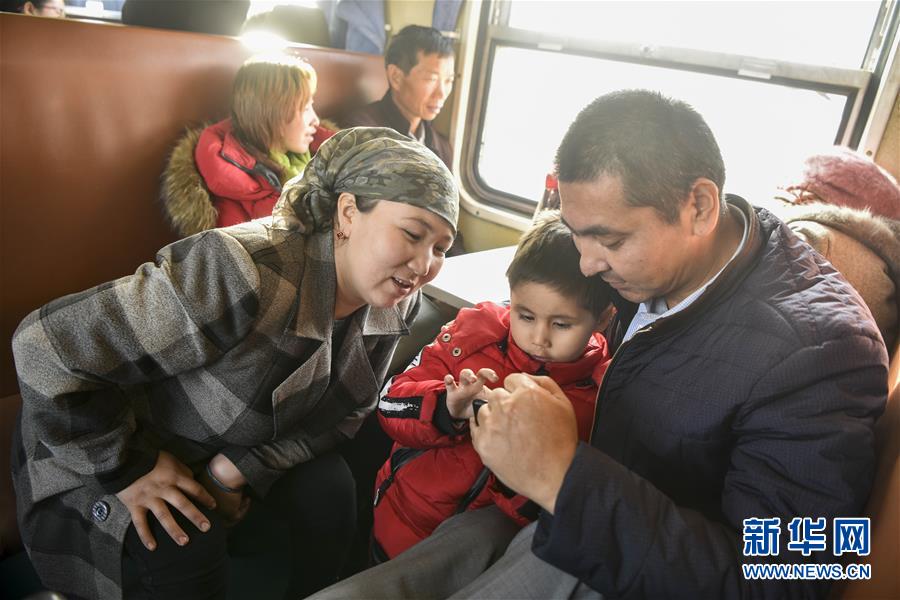 （社会）（6）新疆绿皮&ldquo;小慢车&rdquo;驶出&ldquo;快&rdquo;生活