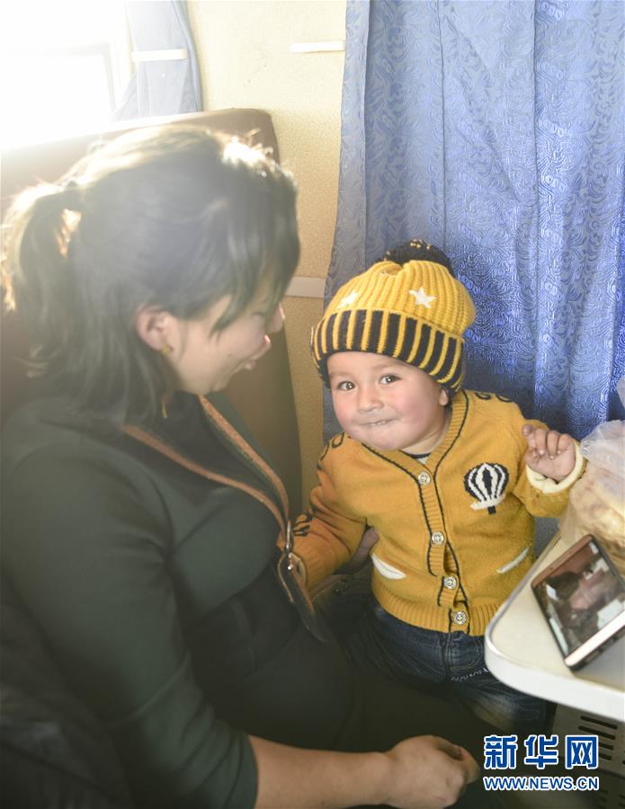 （社会）（7）新疆绿皮&ldquo;小慢车&rdquo;驶出&ldquo;快&rdquo;生活