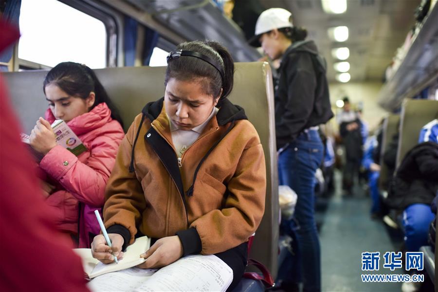 （社会）（10）新疆绿皮&ldquo;小慢车&rdquo;驶出&ldquo;快&rdquo;生活