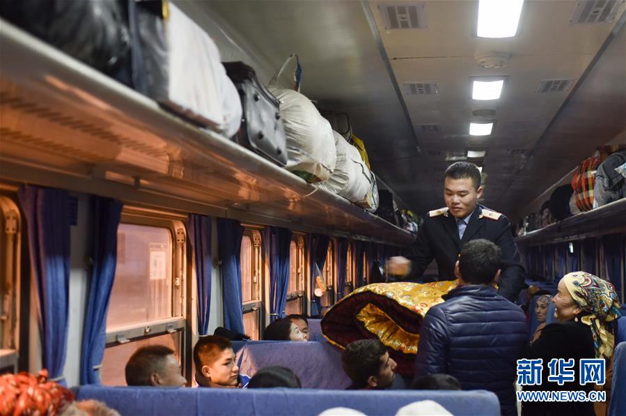 （社会）（11）新疆绿皮&ldquo;小慢车&rdquo;驶出&ldquo;快&rdquo;生活