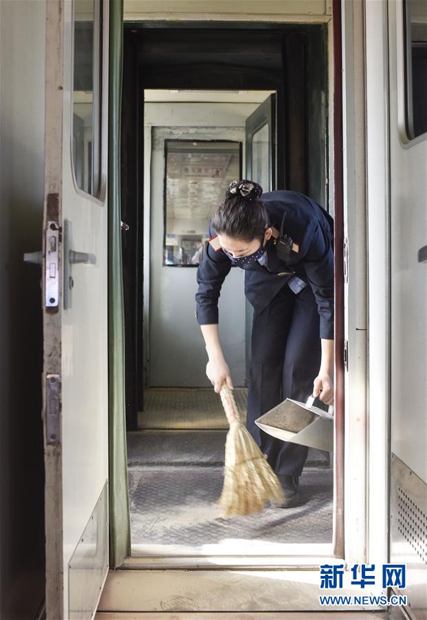 （社会）（12）新疆绿皮&ldquo;小慢车&rdquo;驶出&ldquo;快&rdquo;生活