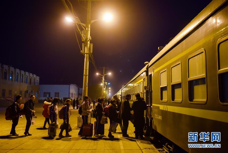 （社会）（13）新疆绿皮&ldquo;小慢车&rdquo;驶出&ldquo;快&rdquo;生活