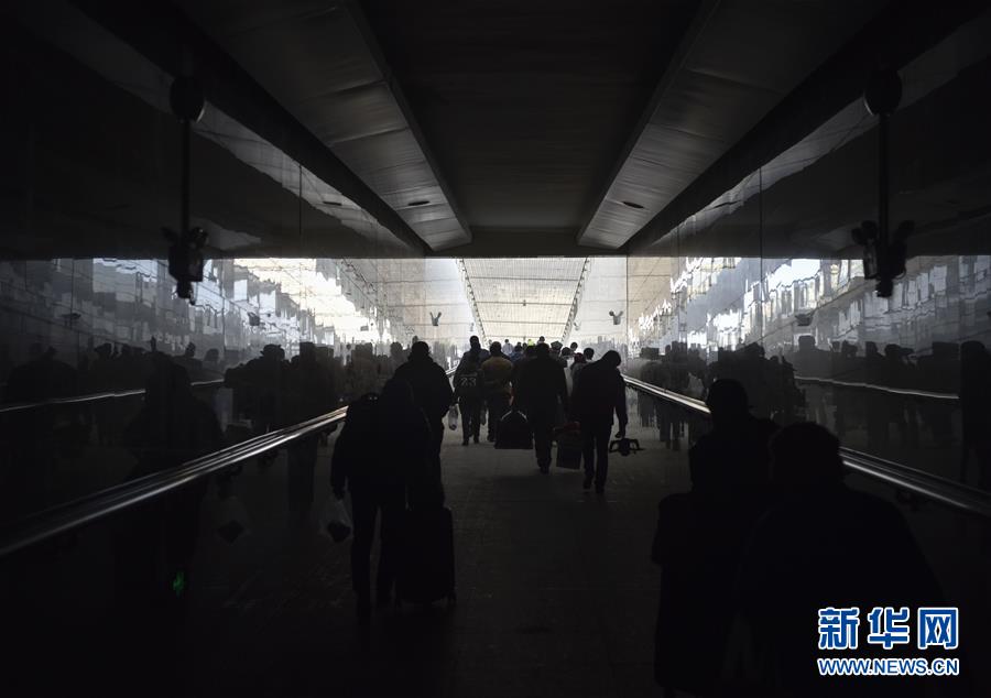 （社会）（14）新疆绿皮&ldquo;小慢车&rdquo;驶出&ldquo;快&rdquo;生活