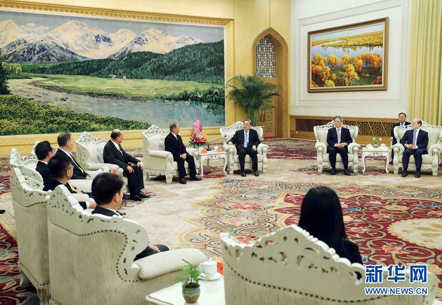 12月11日，全國政協主席俞正聲在北京人民大會堂會見新黨主席鬱慕明率領的新黨大陸訪問團。 新華社記者 劉衛兵 攝