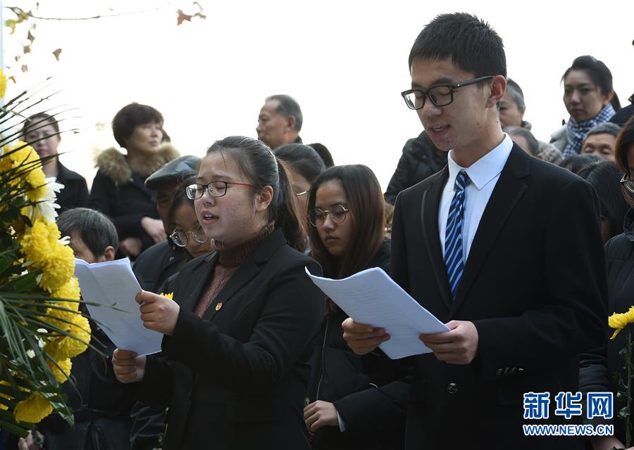 （社会）（3）南京：市民学生在草鞋峡祭奠大屠杀遇难同胞