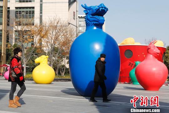 12个造型独特的生肖雕塑十分引人瞩目。　殷立勤 摄