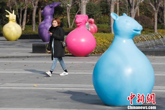 路过这里的市民，都会多看几眼这12个造型独特的生肖雕塑。　殷立勤 摄