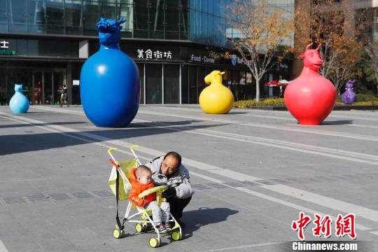 12个造型独特的生肖雕塑十分引人瞩目。　殷立勤 摄