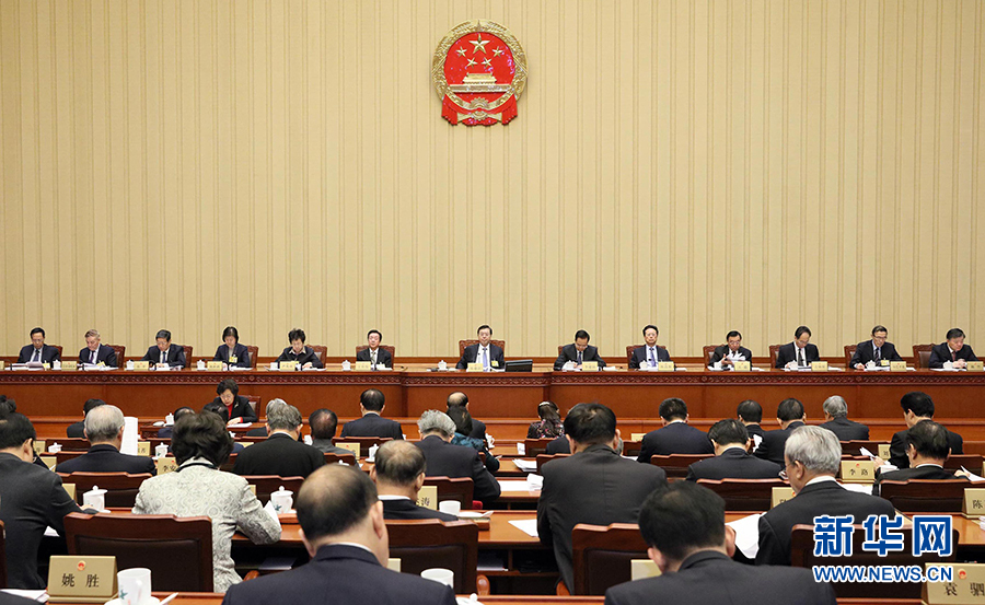 12月23日,十二届全国人大常委会第三十一次会议在北京人民大会堂举行第二次全体会议。张德江委员长出席。 新华社记者刘卫兵摄 12月23日,十二届全国人大常委会第三十一次会议在北京人民大会堂举行第二次全体会议。张德江委员长出席。 新华社记者刘卫兵摄