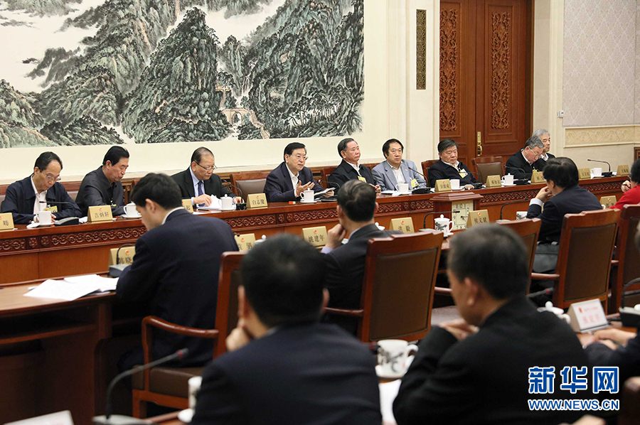 12月23日,十二届全国人大常委会第三十一次会议举行分组会议,审议监察法草案二次审议稿等。张德江委员长参加审议。 新华社记者刘卫兵摄 12月23日,十二届全国人大常委会第三十一次会议举行分组会议,审议监察法草案二次审议稿等。张德江委员长参加审议。 新华社记者刘卫兵摄