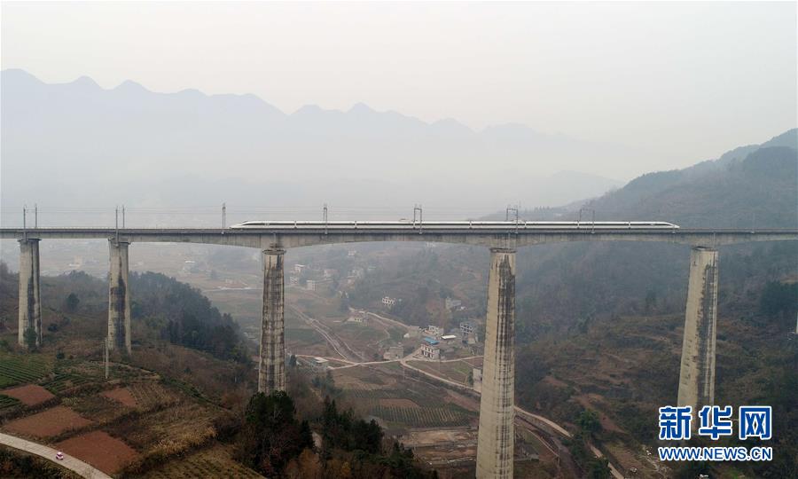 #（社会）（3）宜万铁路开通运行7周年