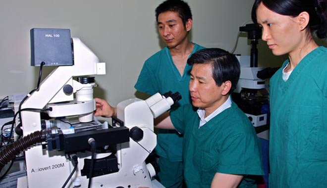 成功实施西南地区首例试管婴儿手术。