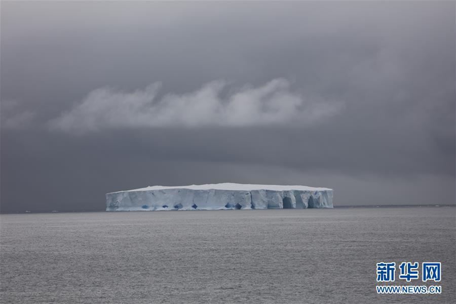 (图文互动)(2)专访:在南极,最美的蓝冰可能通向死亡——中国南极科考队员讲述“冰缝惊魂记”