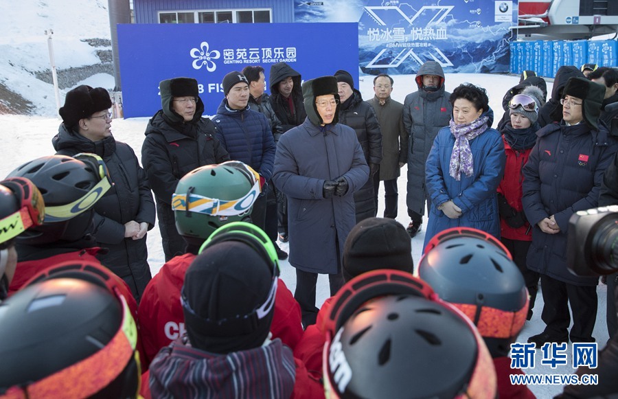 12月25日至26日，國務院副總理、第24屆冬奧會工作領導小組組長張高麗在河北調研冬奧會籌辦工作情況。這是12月25日，張高麗到雲頂滑雪公園，檢查比賽場館施工建設進度，看望正在訓練的運動員。新華社記者王曄攝