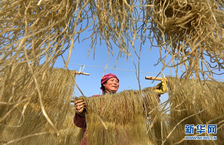 #（经济）（2）山东沂源：手工粉条节前加工忙