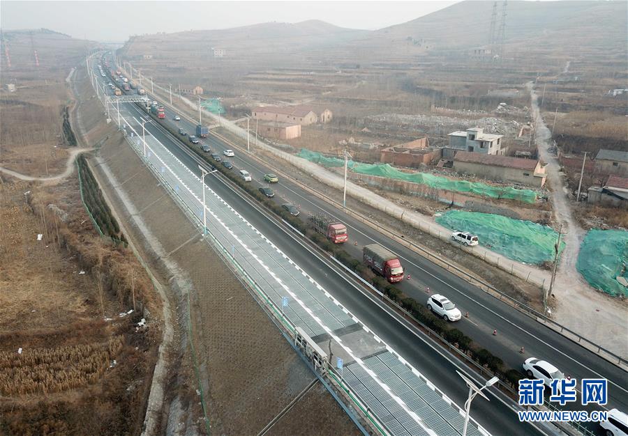 （图文互动）（2）我国首个承载式光伏高速公路试验段通车