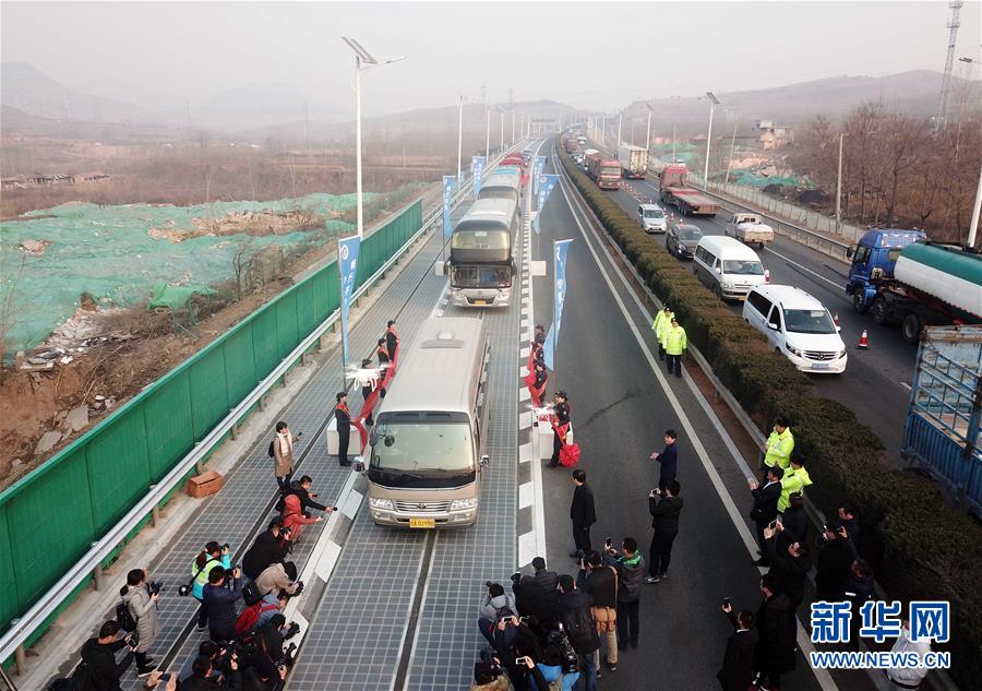 （图文互动）（3）我国首个承载式光伏高速公路试验段通车