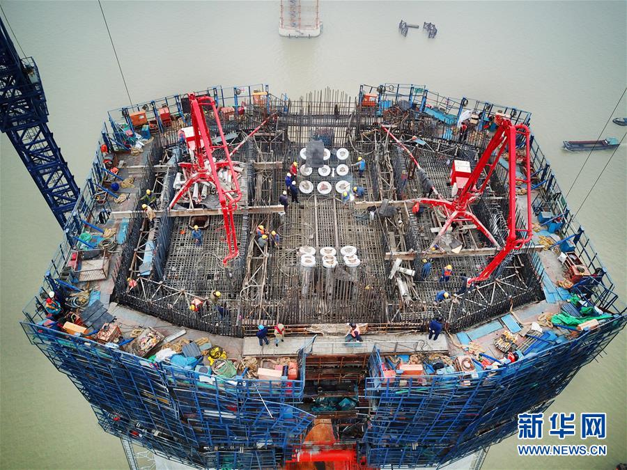 #(经济)(1)世界最大跨度公铁两用斜拉桥沪通长江大桥主墩中塔柱合龙