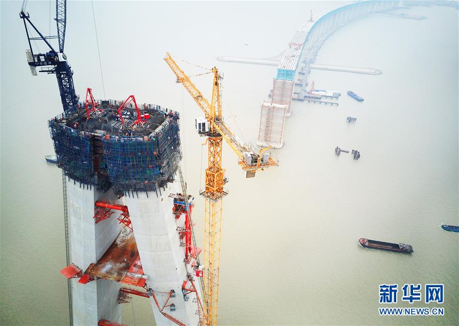#(经济)(2)世界最大跨度公铁两用斜拉桥沪通长江大桥主墩中塔柱合龙