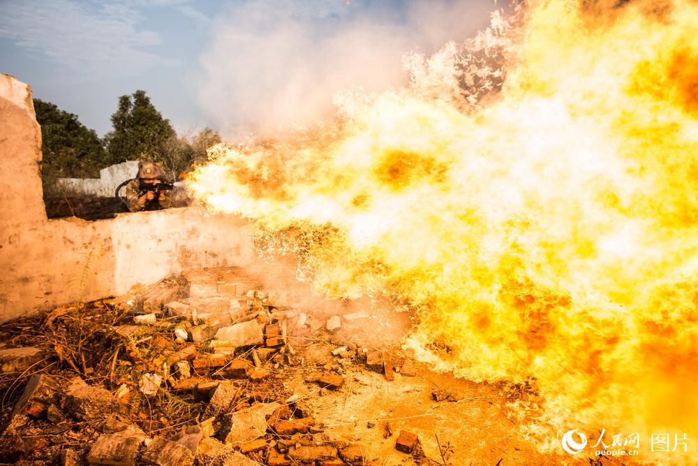 12月27日，喷火兵在模拟巷战训练场精确打击&ldquo;敌&rdquo;目标