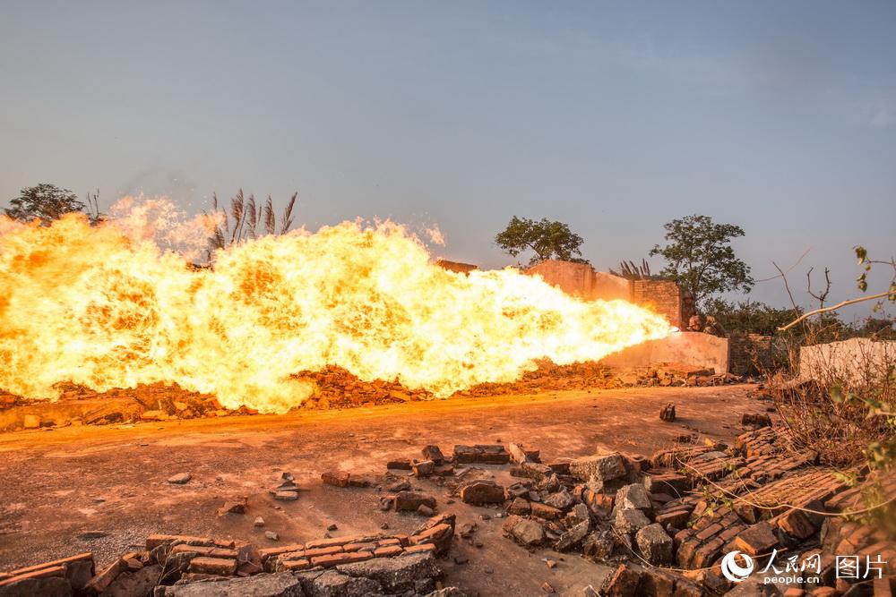 12月27日，喷火兵在模拟巷战训练场精确打击&ldquo;敌&rdquo;目标
