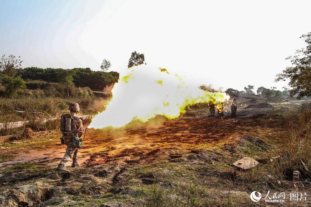 12月27日，喷火兵进行立姿射击精确打击&ldquo;敌&rdquo;目标