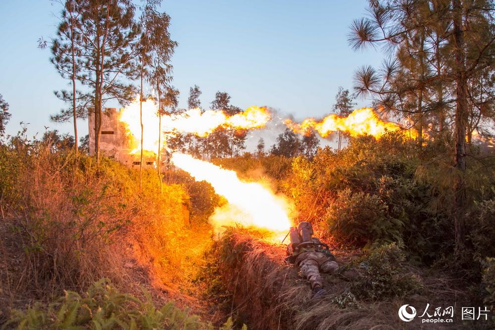 12月20日，喷火兵在丛林利用齐射精确打击&ldquo;敌&rdquo;碉堡