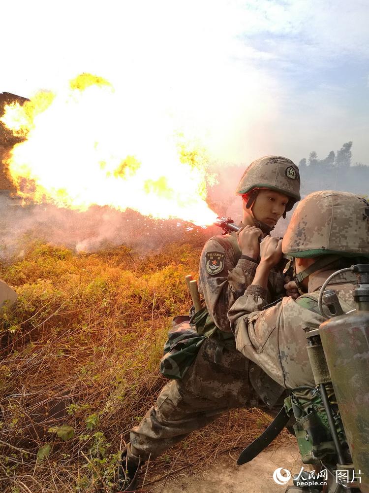 喷火兵利用协同喷火精确打击&ldquo;敌&rdquo;目标。苏祥定摄