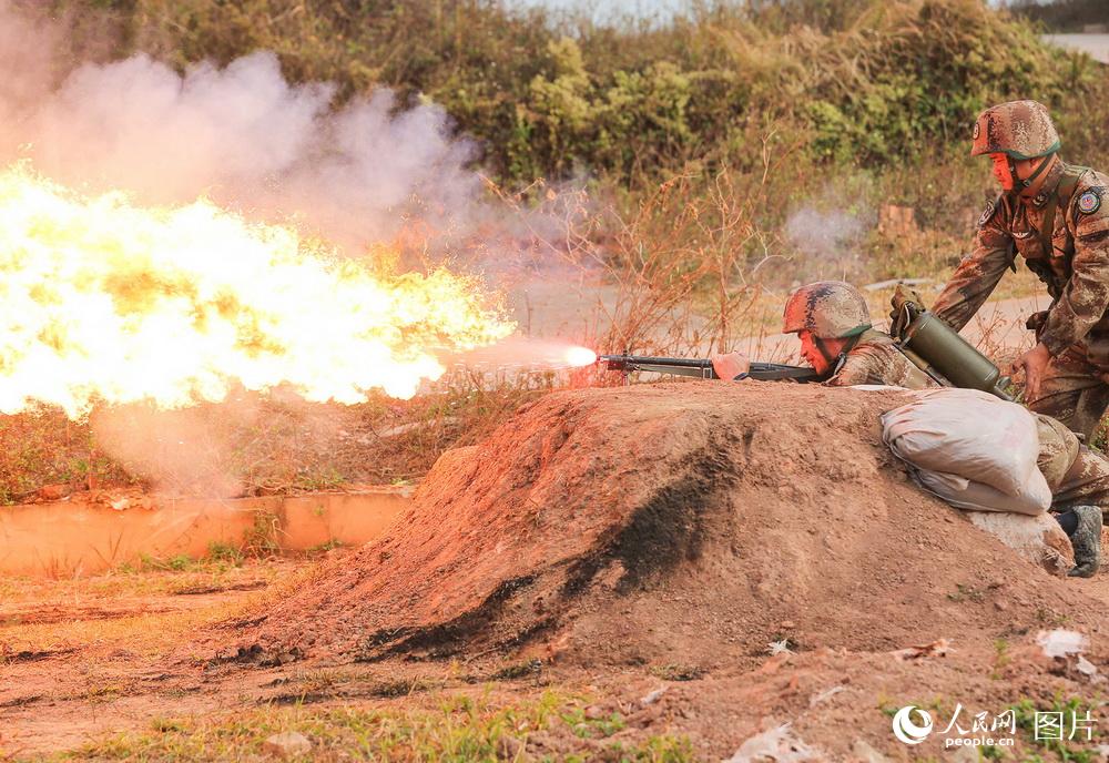 喷火兵利用掩体精确打击&ldquo;敌&rdquo;目标