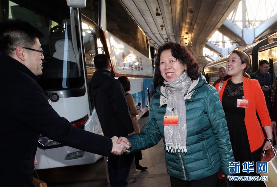 （两会）（1）黑龙江代表团抵达北京