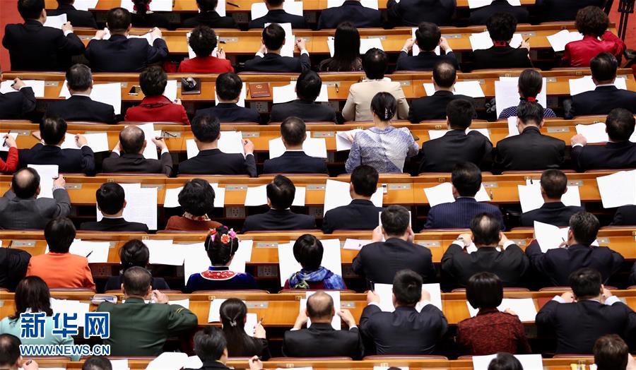 （两会·人大开幕）（9）十二届全国人大五次会议在京开幕