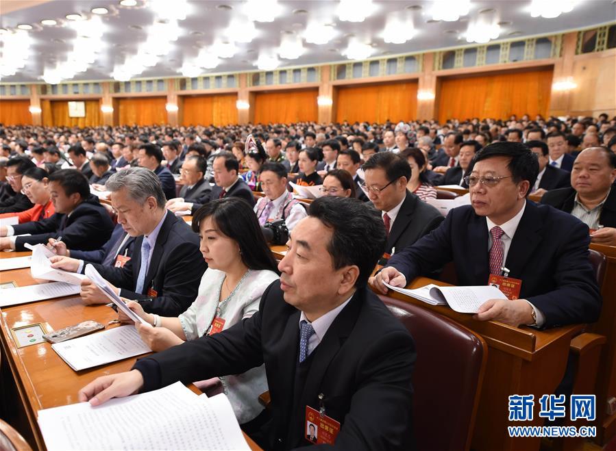 （两会）（7）十二届全国人大五次会议举行第三次全体会议