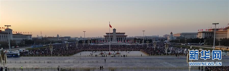 （社会）（10）人民解放军首次执行天安门广场升国旗任务 