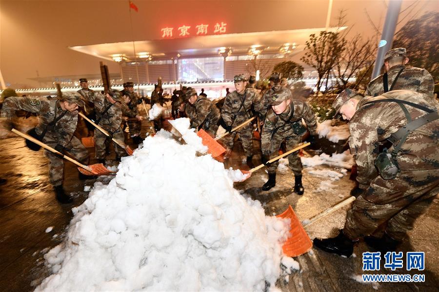(图文互动)解放军出动官兵万余人次驰援苏皖扫雪除冰